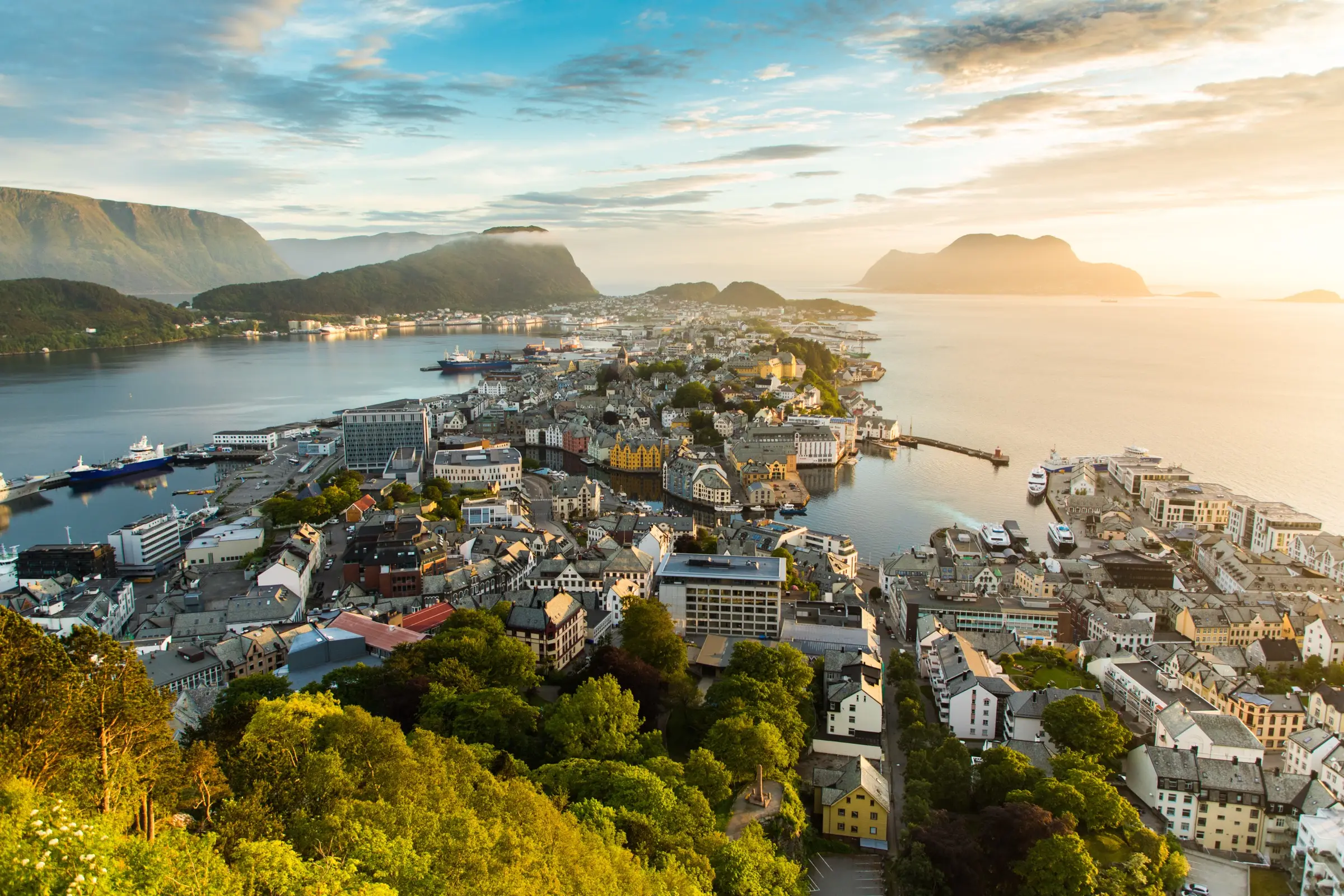 De art-nouveau-architectuur van Ålesund aan het water