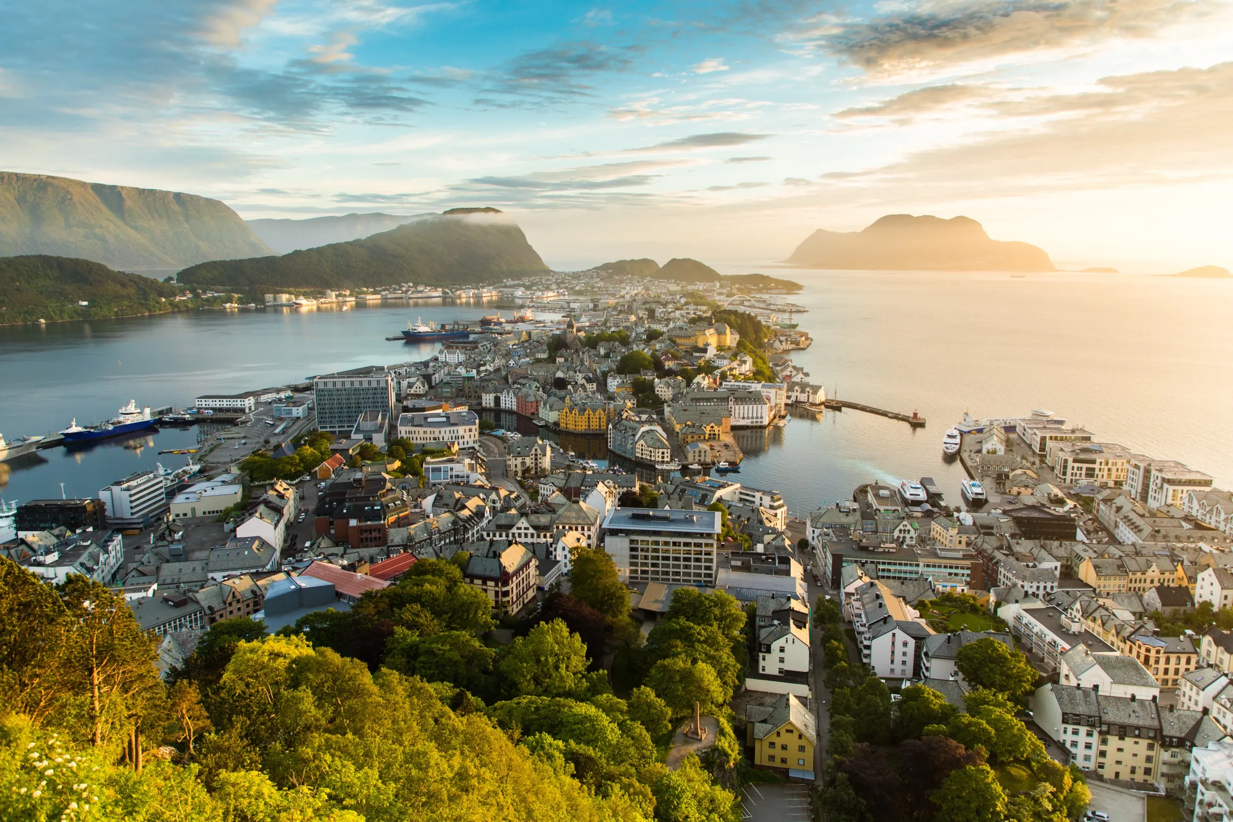 De art-nouveau-architectuur van Ålesund aan het water