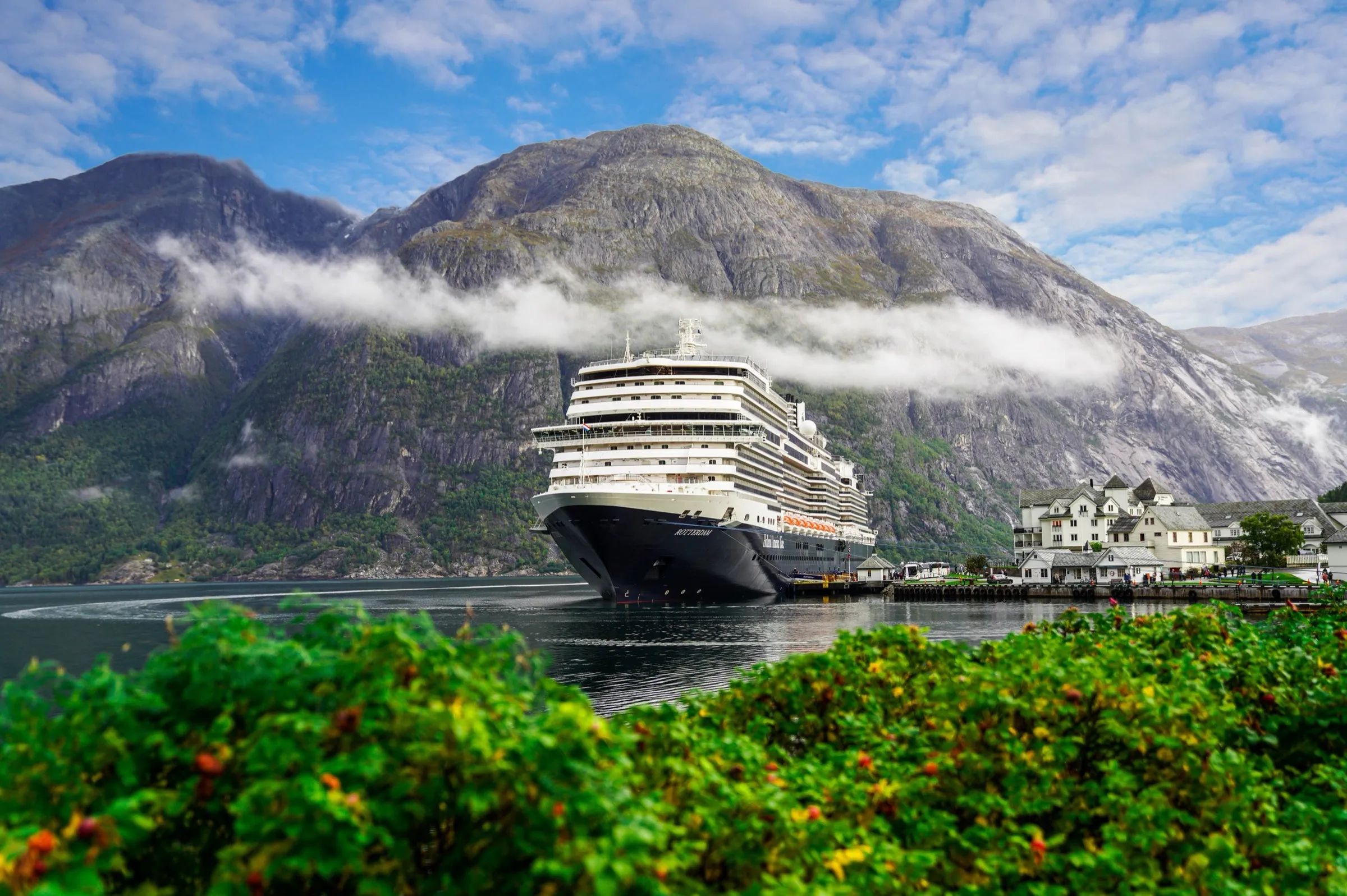 Waterval en uitzicht bij Eidfjord, Noorwegen