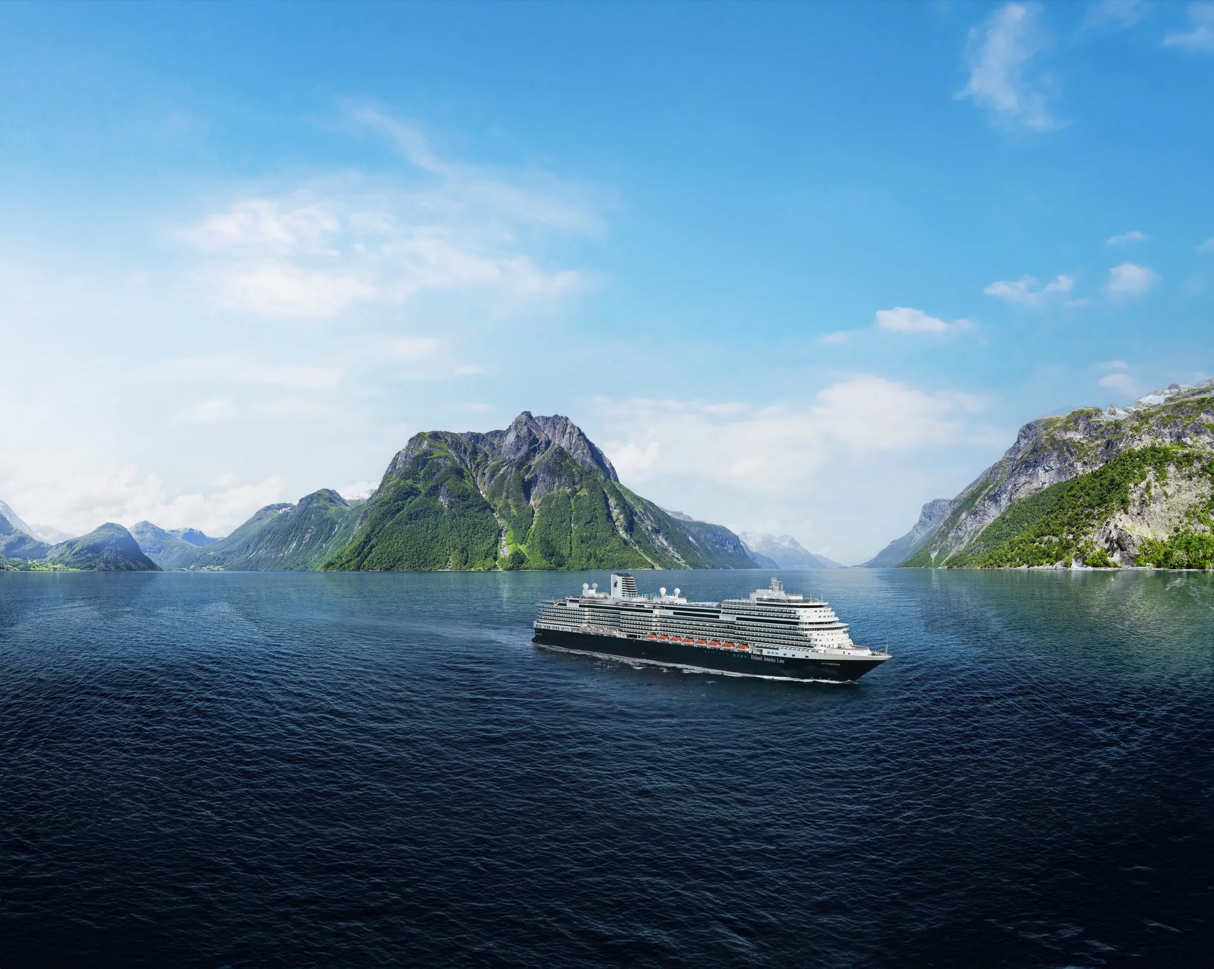 Een schip vaart door een Noors fjord onder een gouden hemel